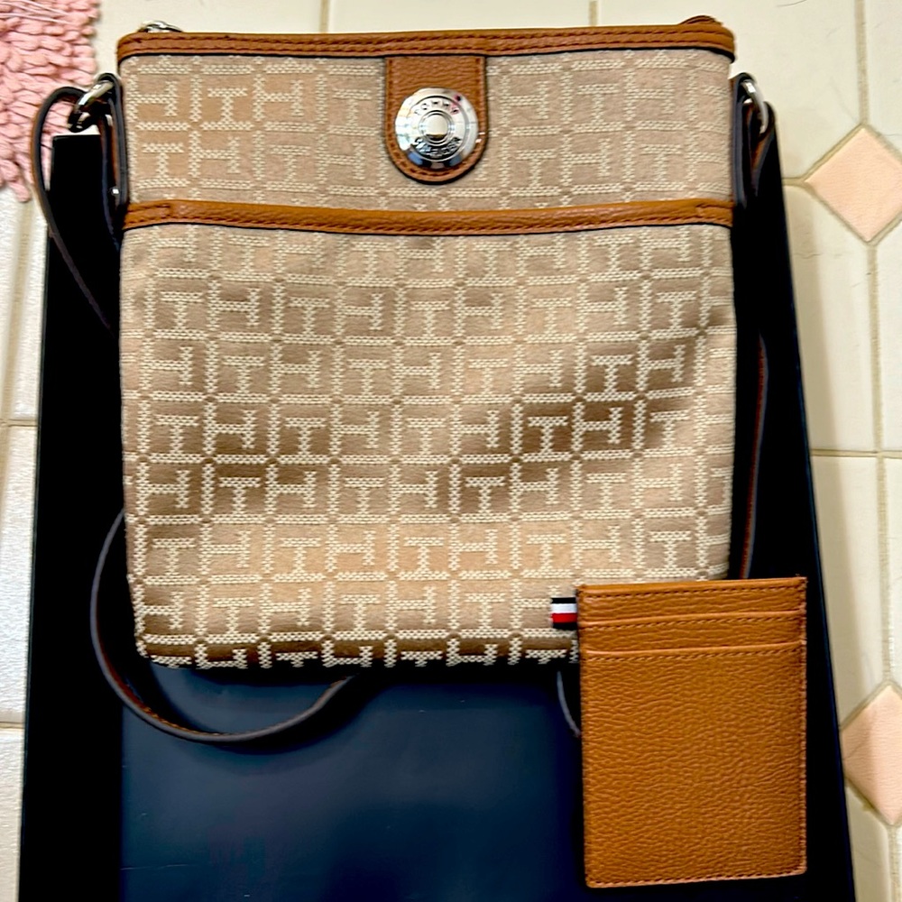 New without tags Tommy Hilfiger crossbody bag with cardholder.